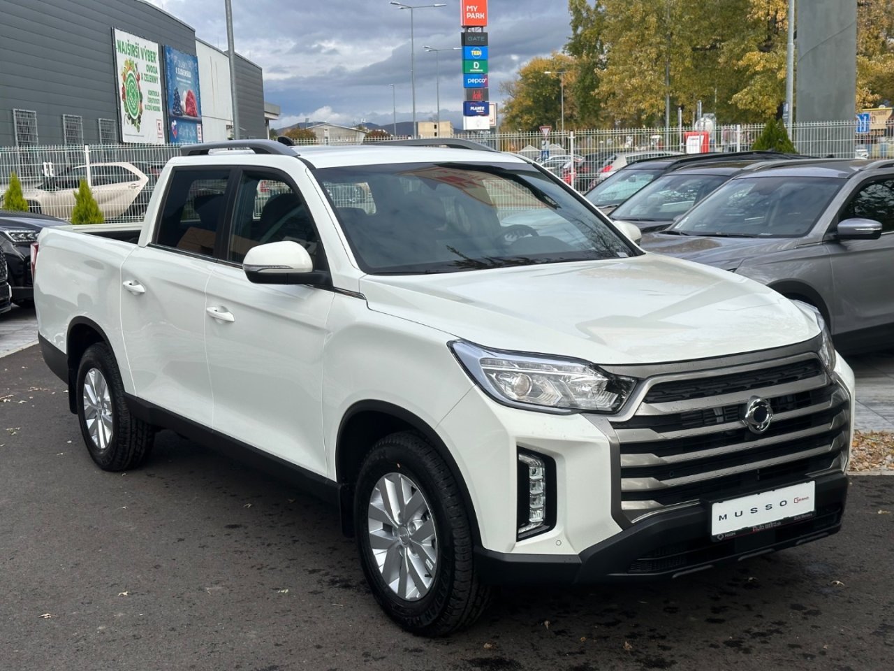 KGM-MussoGrand-style-waa-67488